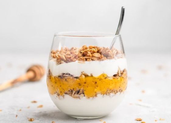 nutritious snacks - yogurt and dried fruit